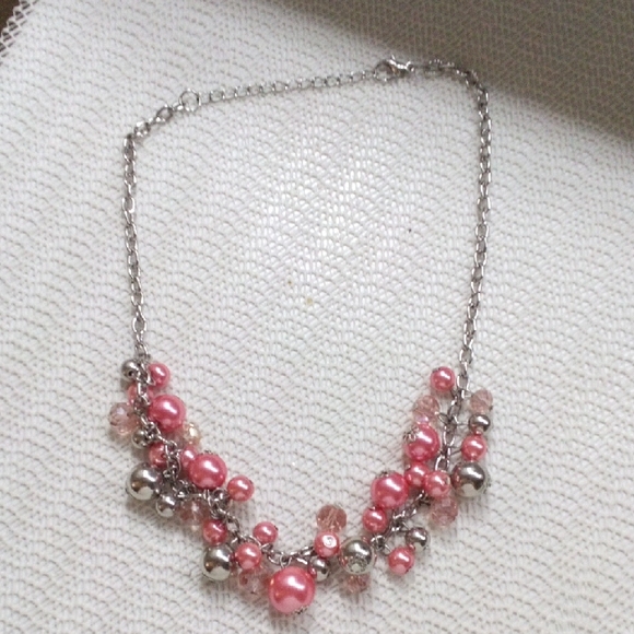 Jewelry - Women's Elegant Pink and Silver Beaded Necklace!